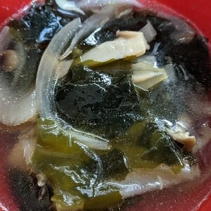 ワカメと玉ねぎと人参とエノキの中華スープ